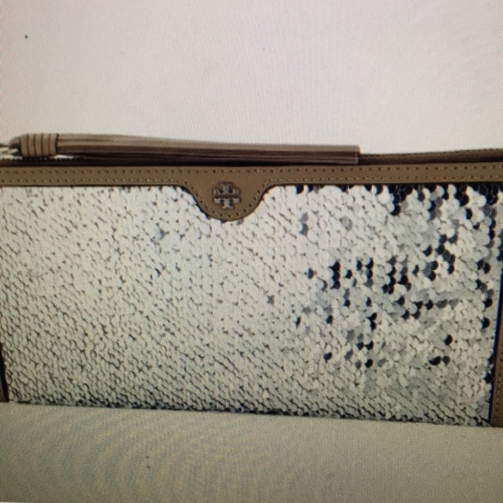 🎁NWT TORY BURCH SEQUINED WRISTLET 🎁 - Picture 4 of 6